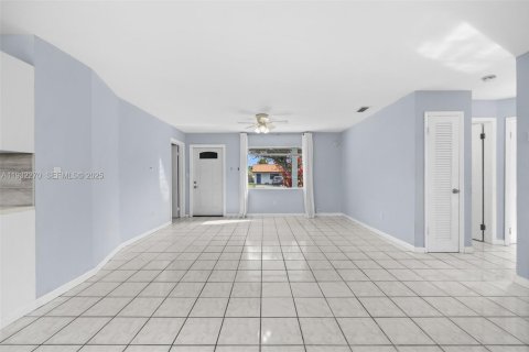 Casa en alquiler en Miami, Florida, 3 dormitorios, 115.57 m2 № 1990822 - foto 7