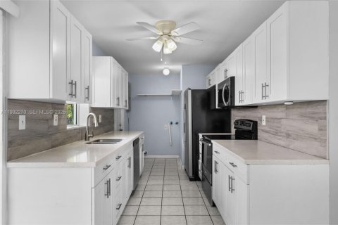 Casa en alquiler en Miami, Florida, 3 dormitorios, 115.57 m2 № 1990822 - foto 10