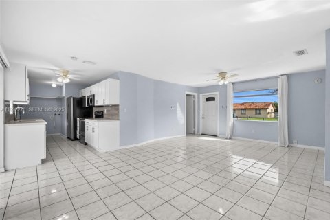 Casa en alquiler en Miami, Florida, 3 dormitorios, 115.57 m2 № 1990822 - foto 9