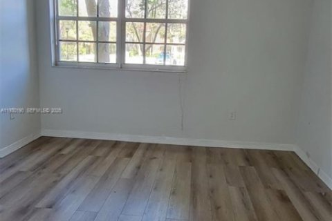 Condo in Pembroke Pines, Florida, 1 bedroom  № 1989013 - photo 6