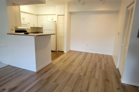 Condo in Pembroke Pines, Florida, 1 bedroom  № 1989013 - photo 3