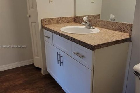 Condo in Pembroke Pines, Florida, 1 bedroom  № 1989013 - photo 9