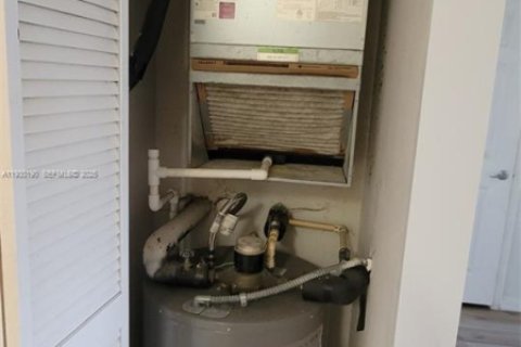 Condo in Pembroke Pines, Florida, 1 bedroom  № 1989013 - photo 14