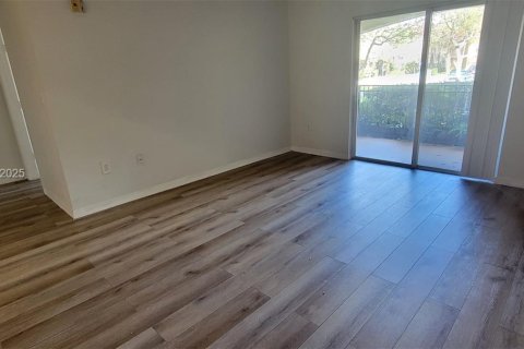 Condo in Pembroke Pines, Florida, 1 bedroom  № 1989013 - photo 2