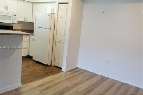 Condo in Pembroke Pines, Florida, 1 bedroom  № 1989013 - photo 11