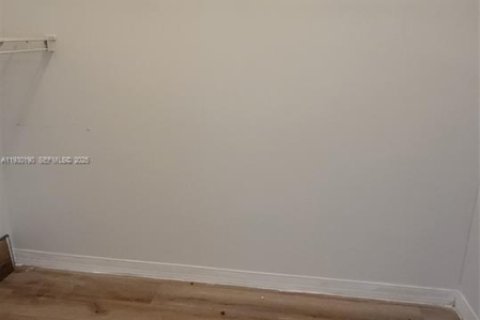 Condo in Pembroke Pines, Florida, 1 bedroom  № 1989013 - photo 7