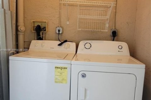 Condo in Pembroke Pines, Florida, 1 bedroom  № 1989013 - photo 13