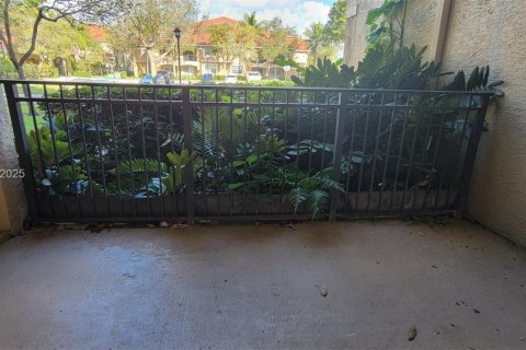 Condo in Pembroke Pines, Florida, 1 bedroom  № 1989013 - photo 15