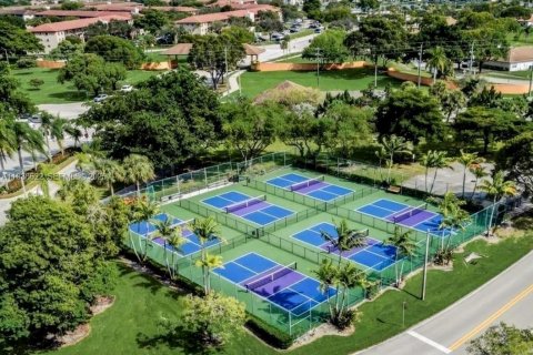 Condo in Pembroke Pines, Florida, 2 bedrooms  № 1994607 - photo 21