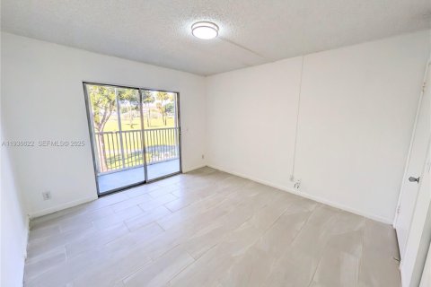 Condo in Pembroke Pines, Florida, 2 bedrooms  № 1994607 - photo 7
