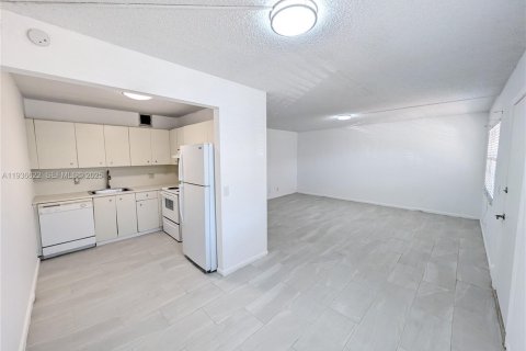 Condo in Pembroke Pines, Florida, 2 bedrooms  № 1994607 - photo 3