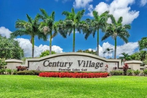 Condo in Pembroke Pines, Florida, 2 bedrooms  № 1994607 - photo 2