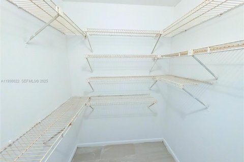 Condo in Pembroke Pines, Florida, 2 bedrooms  № 1994607 - photo 11