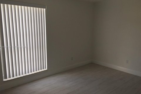 Condo in Miami, Florida, 2 bedrooms  № 1988277 - photo 6