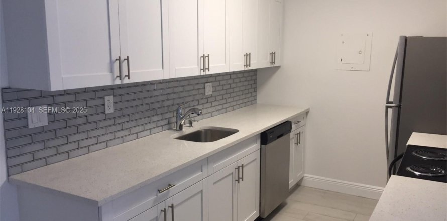 Condo in Miami, Florida, 2 bedrooms  № 1988277