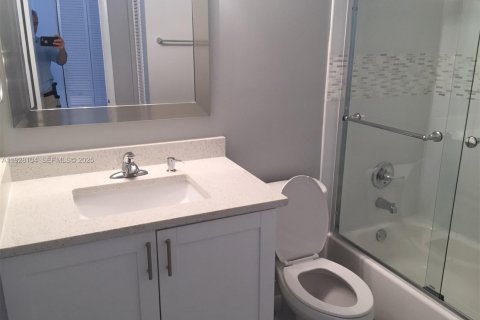Condo in Miami, Florida, 2 bedrooms  № 1988277 - photo 5