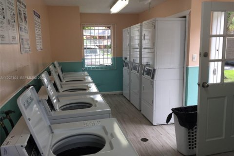 Condo in Miami, Florida, 2 bedrooms  № 1988277 - photo 13