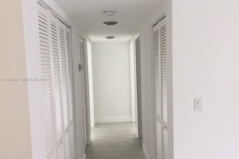 Condo in Miami, Florida, 2 bedrooms  № 1988277 - photo 8