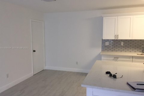 Condo in Miami, Florida, 2 bedrooms  № 1988277 - photo 3