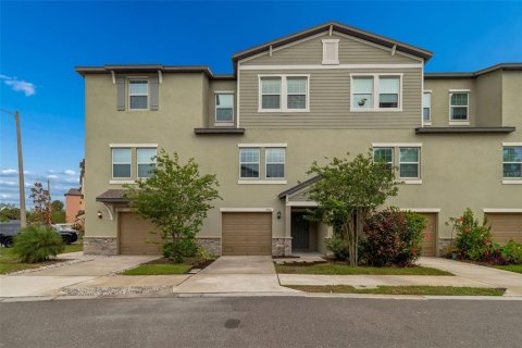 Touwnhouse à PALM RIVER TOWNHOMES à Tampa, Floride 4 chambres, 192.96 m2 № 2113866