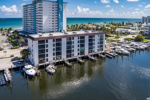 Condo in Hollywood, Florida, 2 bedrooms № 2402429 - photo 20