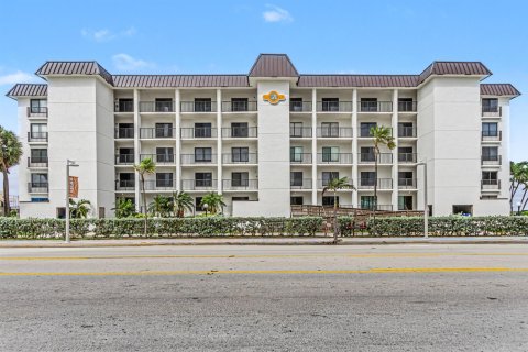 Condo in Hollywood, Florida, 2 bedrooms № 2402429 - photo 8