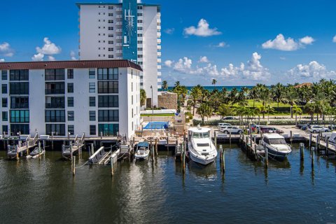 Condo in Hollywood, Florida, 2 bedrooms № 2402429 - photo 10