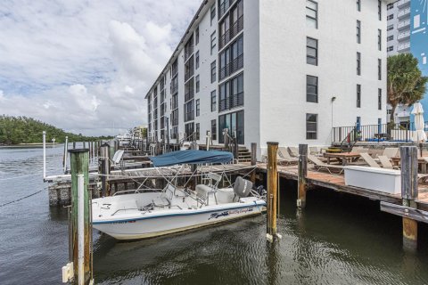 Condo in Hollywood, Florida, 2 bedrooms № 2402429 - photo 25
