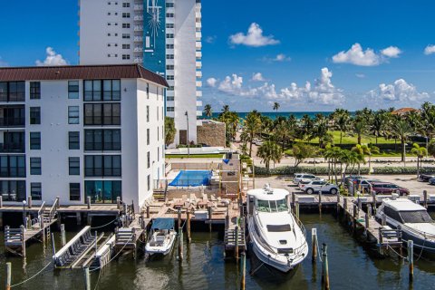 Condo in Hollywood, Florida, 2 bedrooms № 2402429 - photo 11