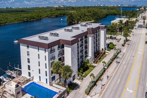 Condo in Hollywood, Florida, 2 bedrooms № 2402429 - photo 9