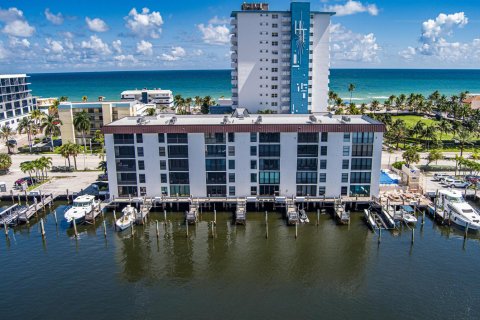 Condo in Hollywood, Florida, 2 bedrooms № 2402429 - photo 19