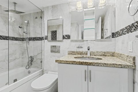 Condo in Hollywood, Florida, 2 bedrooms № 2402429 - photo 18