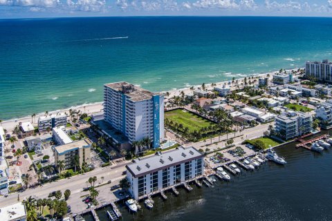 Condo in Hollywood, Florida, 2 bedrooms № 2402429 - photo 21
