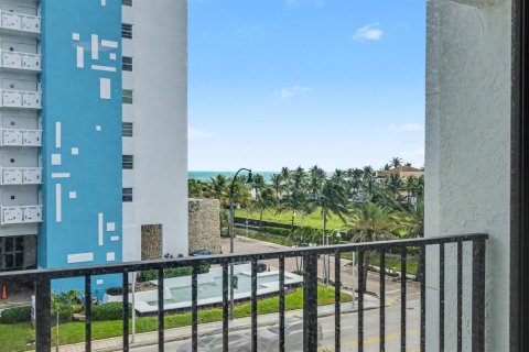 Condo in Hollywood, Florida, 2 bedrooms № 2402429 - photo 12