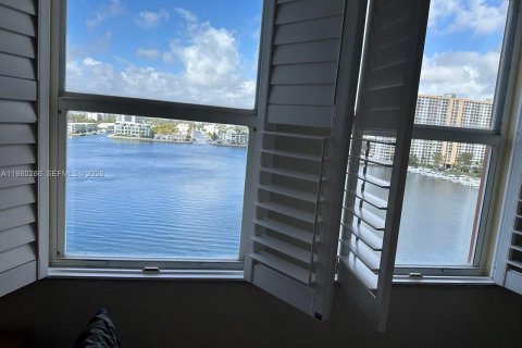 Купить кондоминиум в Санни-Айлс-Бич, Флорида 3 спальни, 117.43м2, № 2043749 - фото 21