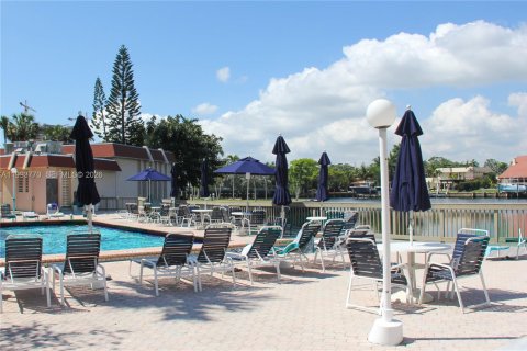 Купить кондоминиум в Халландейл-Бич, Флорида 1 спальня, 102.19м2, № 2055496 - фото 16