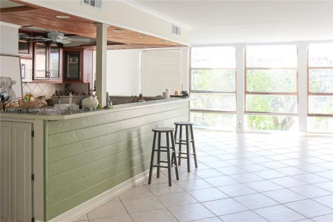 Купить кондоминиум в Халландейл-Бич, Флорида 1 спальня, 102.19м2, № 2055496 - фото 3