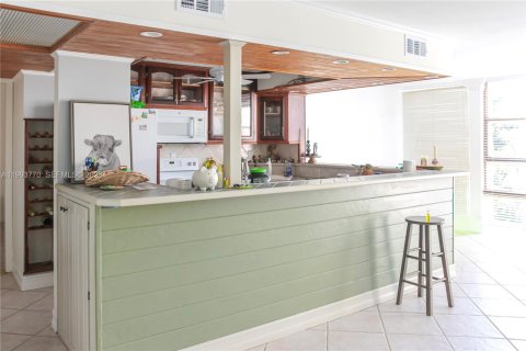 Купить кондоминиум в Халландейл-Бич, Флорида 1 спальня, 102.19м2, № 2055496 - фото 2