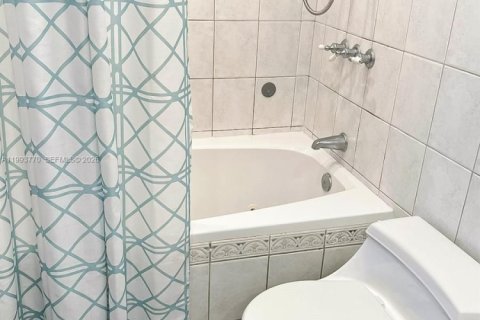 Купить кондоминиум в Халландейл-Бич, Флорида 1 спальня, 102.19м2, № 2055496 - фото 11