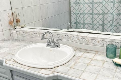 Купить кондоминиум в Халландейл-Бич, Флорида 1 спальня, 102.19м2, № 2055496 - фото 9