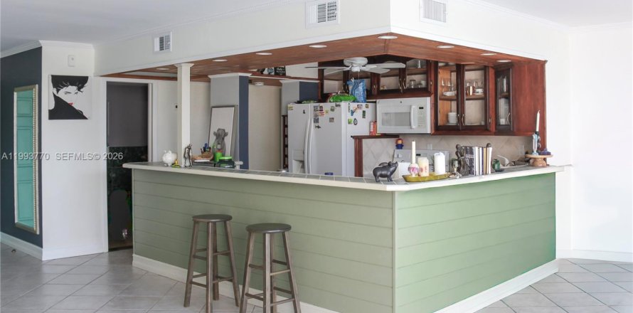 Кондоминиум с 1 спальней в Халландейл-Бич, Флорида № 2055496