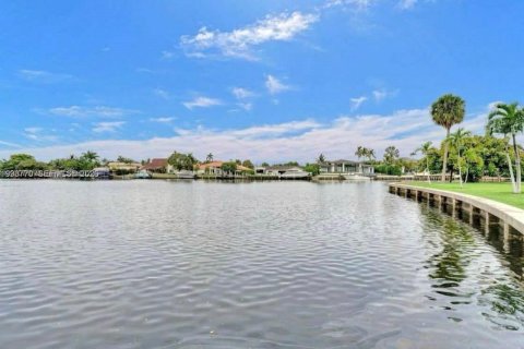 Купить кондоминиум в Халландейл-Бич, Флорида 1 спальня, 102.19м2, № 2055496 - фото 12