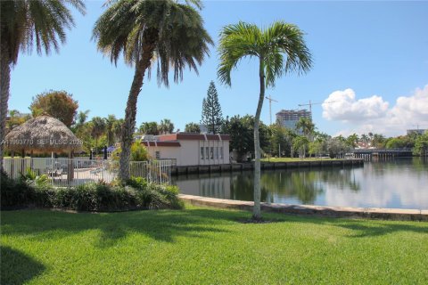 Купить кондоминиум в Халландейл-Бич, Флорида 1 спальня, 102.19м2, № 2055496 - фото 17