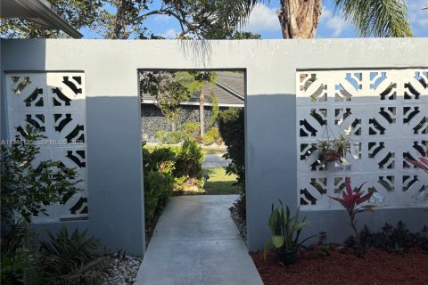 House in Tamarac, Florida 3 bedrooms, 222.5 sq.m. № 2002627 - photo 2