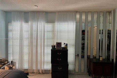 House in Tamarac, Florida 3 bedrooms, 222.5 sq.m. № 2002627 - photo 21