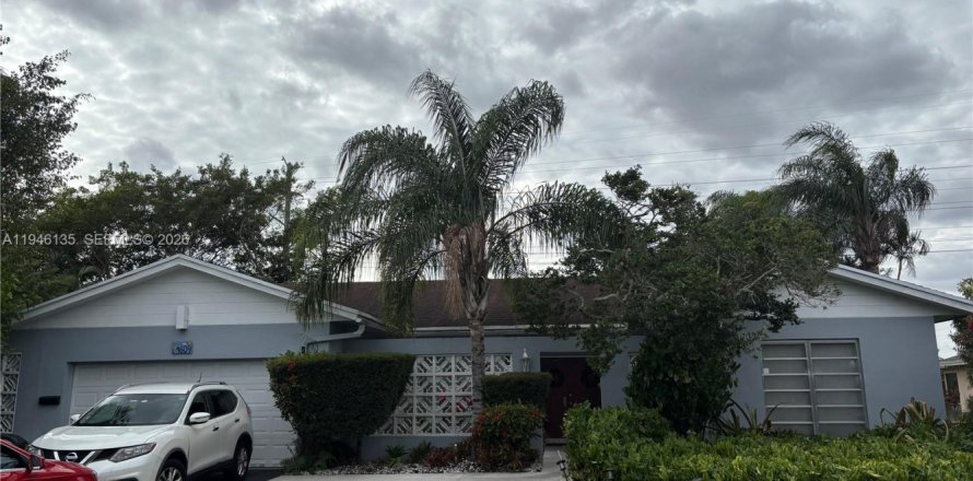 House in Tamarac, Florida 3 bedrooms, 222.5 sq.m. № 2002627