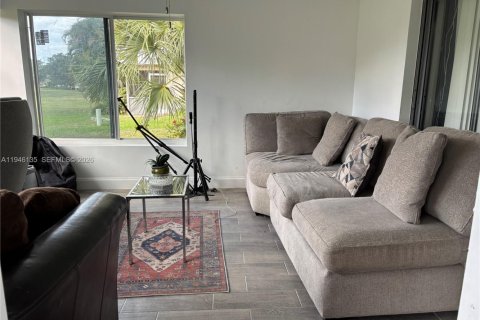 House in Tamarac, Florida 3 bedrooms, 222.5 sq.m. № 2002627 - photo 28