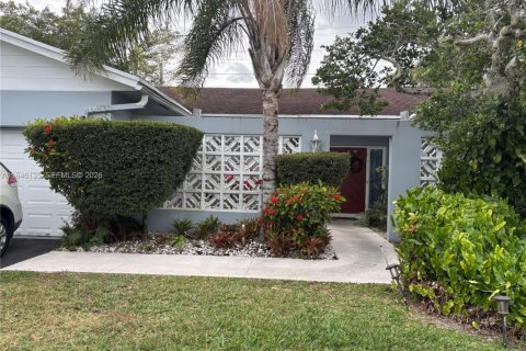 House in Tamarac, Florida 3 bedrooms, 222.5 sq.m. № 2002627 - photo 3