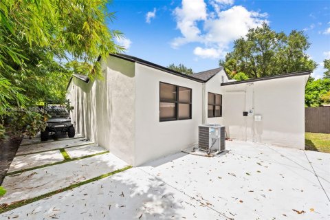 House in Fort Lauderdale, Florida 3 bedrooms, 128.95 sq.m. № 2401284 - photo 15