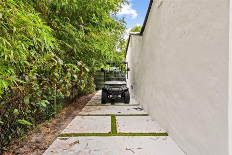 House in Fort Lauderdale, Florida 3 bedrooms, 128.95 sq.m. № 2401284 - photo 23